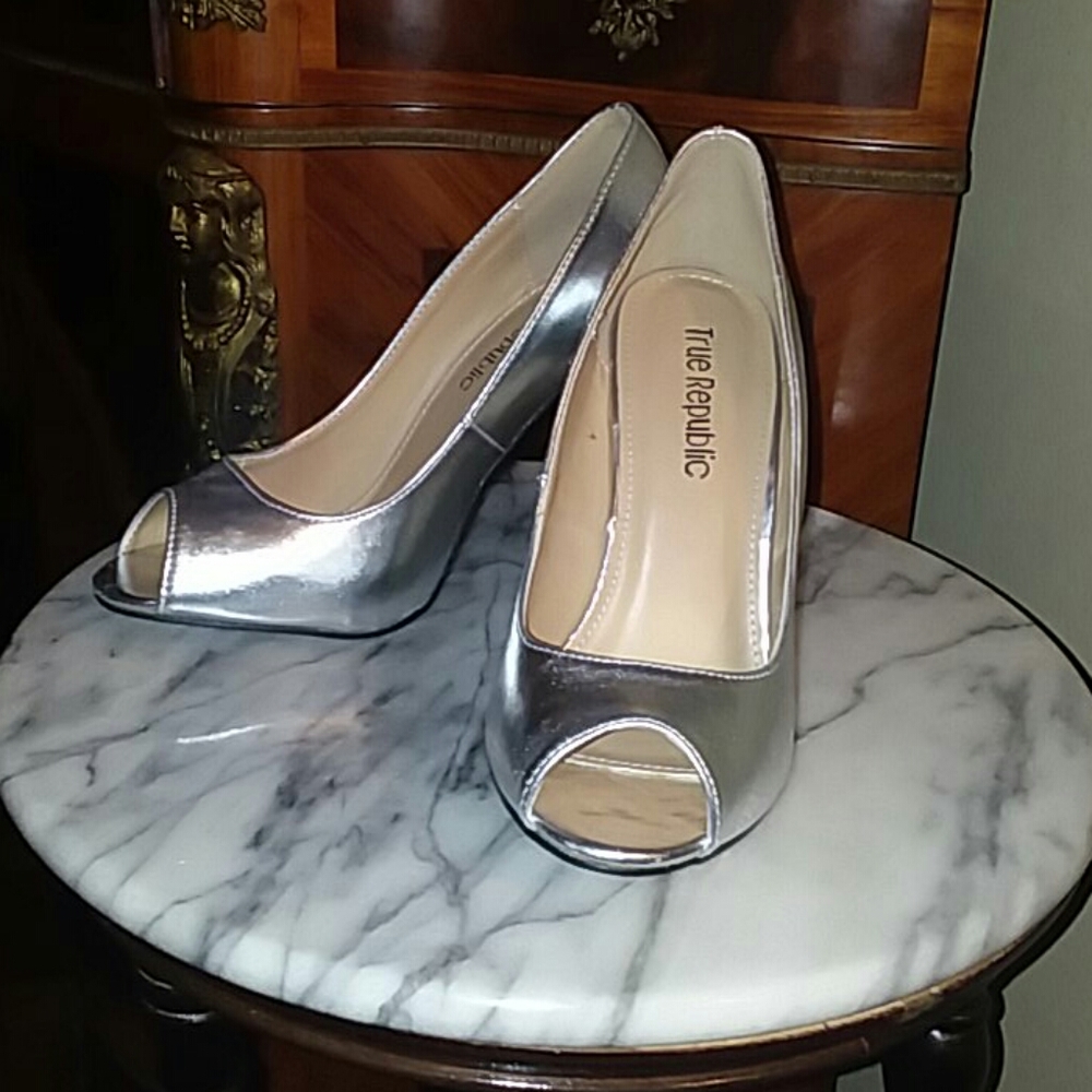 NIB! Classic 4.2 inch Silver Peep toe pump, very sexy!